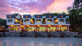 Lacvert Pool Villa Pension